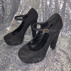 BLACK MARY JANE BLOCK HEELS!
